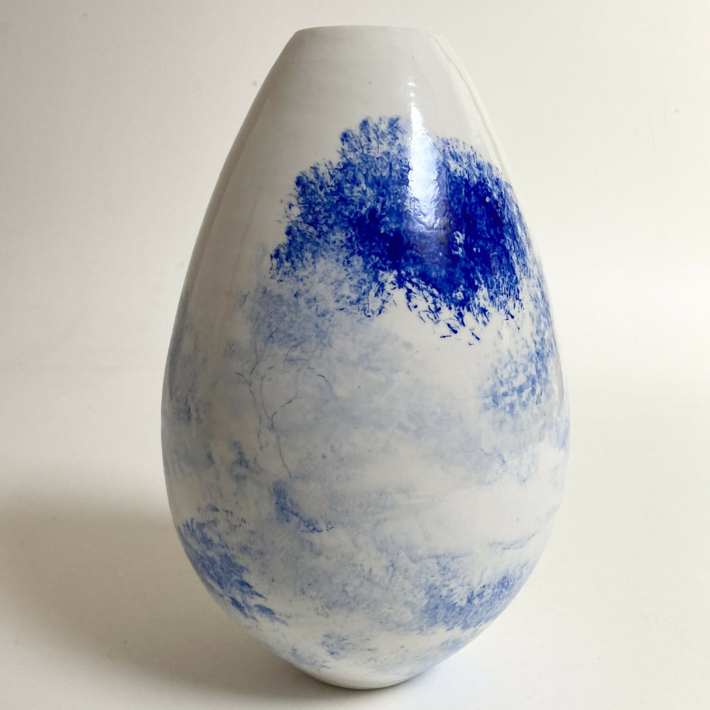 Vase en porcelaine blanc au décor bleu foncé, paysage avec arbres stylisés