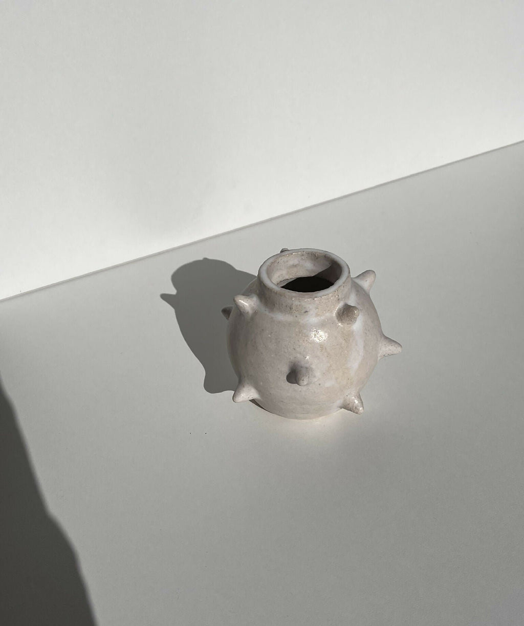 Vase en céramique gris argenté, reliefs irréguliers et col évasé