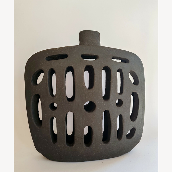 Vase en céramique noire soufflée, panse ajourée en motif, col cylindrique