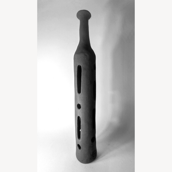 Sculpture soliflore noir debout, bouteille à perforations longilignes