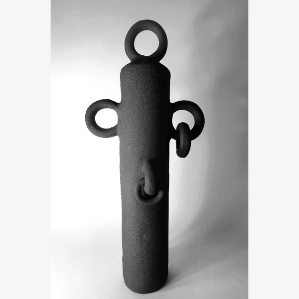Sculpture totem noir entière avec anneau supérieur et anses latérales arrondies