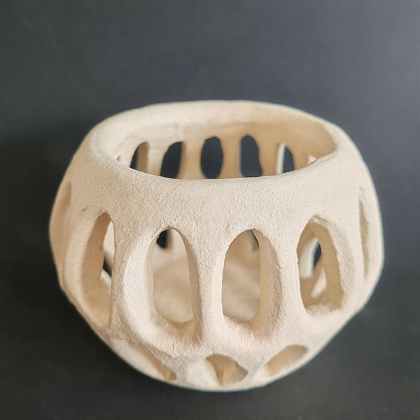 Sculpture SOUFFLE BLANC II en céramique blanche, ouverture supérieure circulaire