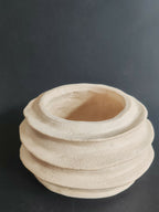 Vase sculptural en céramique blanc cassé, forme en spirale à anneaux superposés
