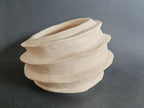 Vase sculptural blanc cassé, spirale d’anneaux superposés vue de profil