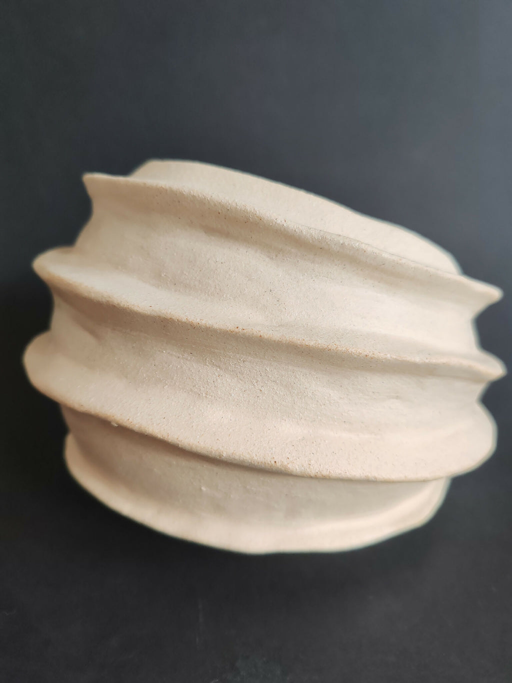 Vase sculpture blanc cassé, empilement d’anneaux ondulés, vue trois-quarts