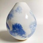 Vase en céramique blanc, zones de peinture bleu, finition brillante, forme goutte.