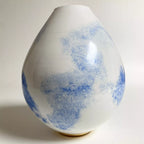 Vase en céramique blanc, décor bleu diffus sur le corps, silhouette en goutte.