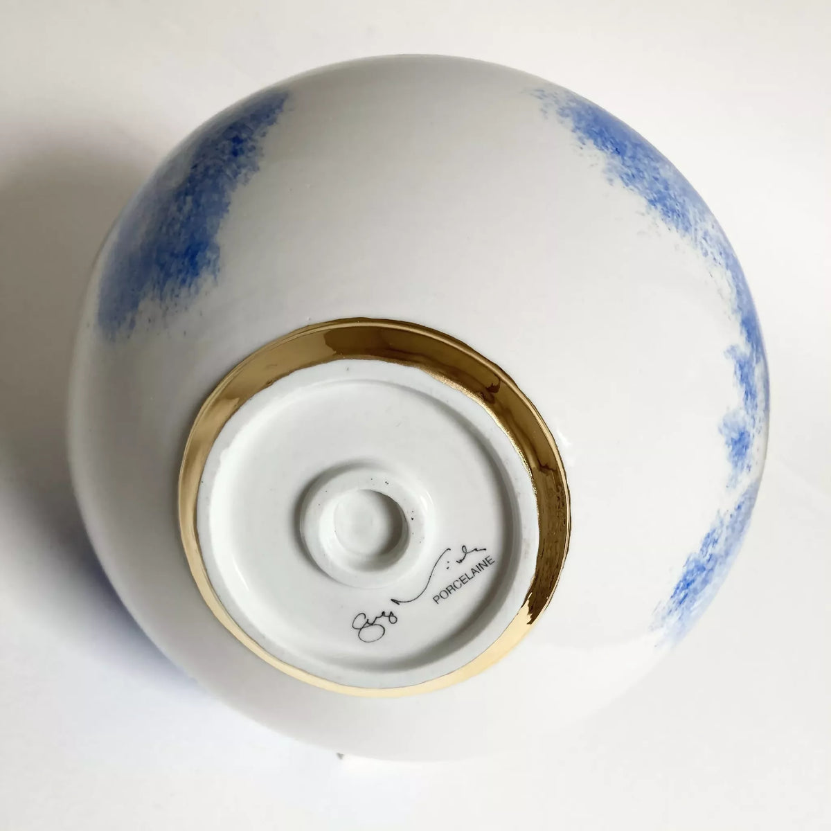 Vase en céramique blanc, dessous: bord intérieur doré et marquage central.