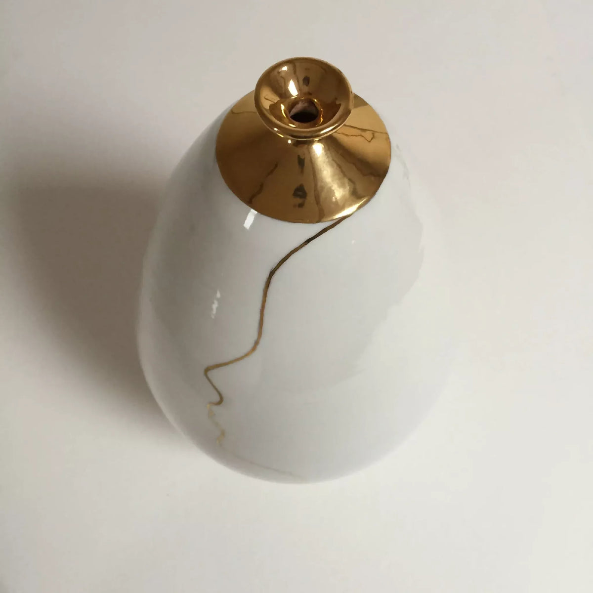 Vase soliflore blanc, col en laiton, motif visage en filigrane doré.