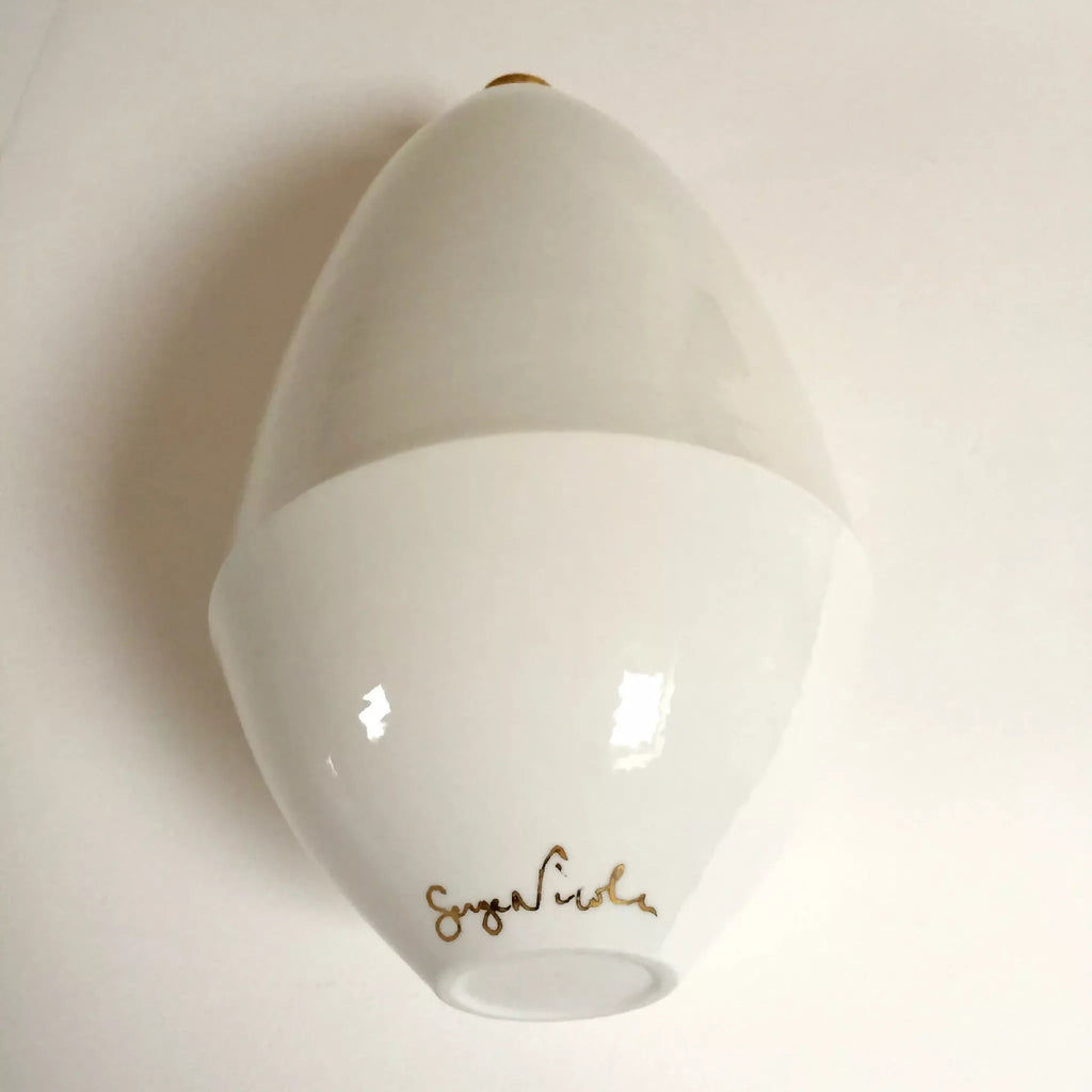 Vase soliflore blanc, col doré, inscription dorée en bas du vase.