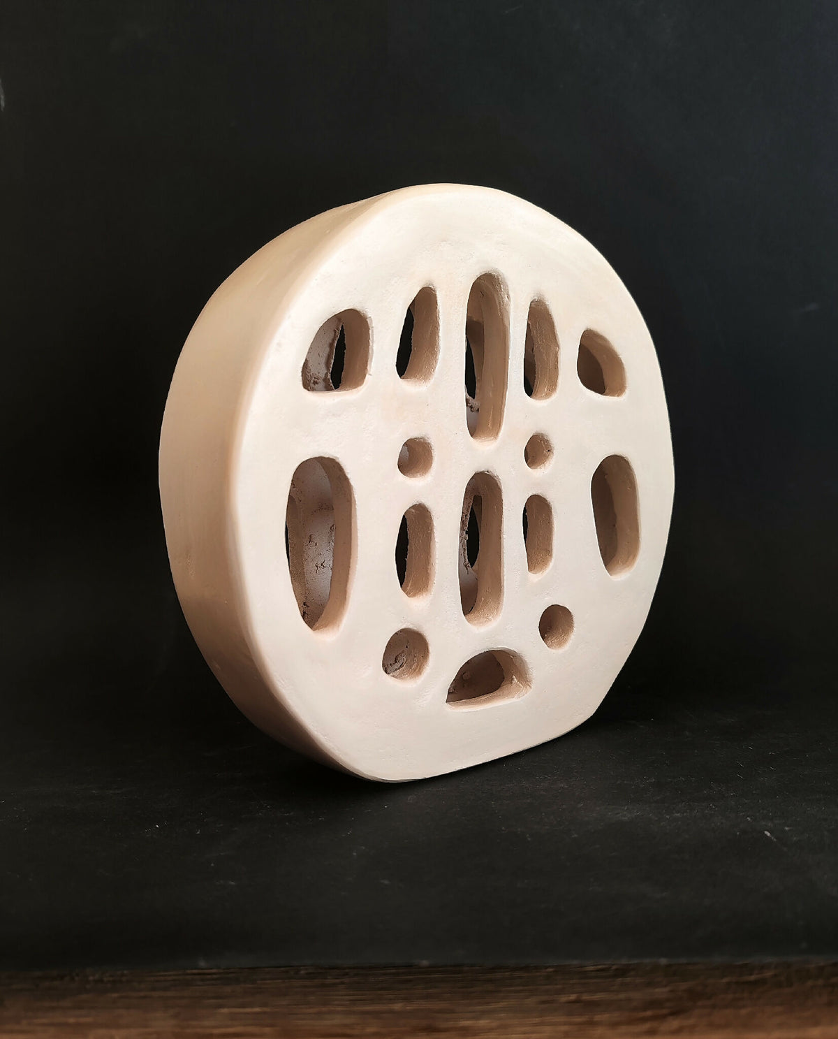 Vase SOUFFLE BLANC blanc, base ronde perforée de fentes ovales