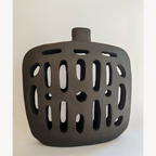 Vase en céramique noire soufflée, panse ajourée en motif, col cylindrique