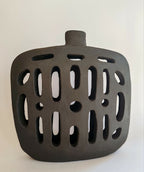 Vase en céramique noire soufflée, forme ventrue ajourée, ouverture cylindrique