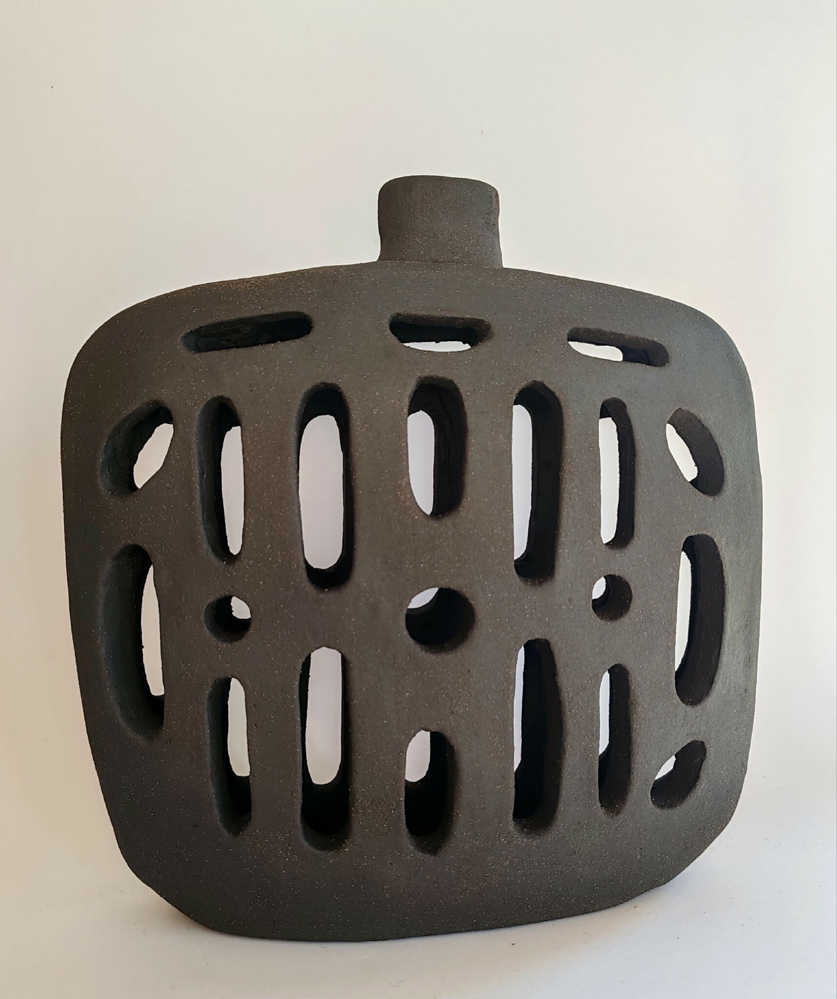 Vase en céramique noire soufflée, forme ventrue ajourée, ouverture cylindrique