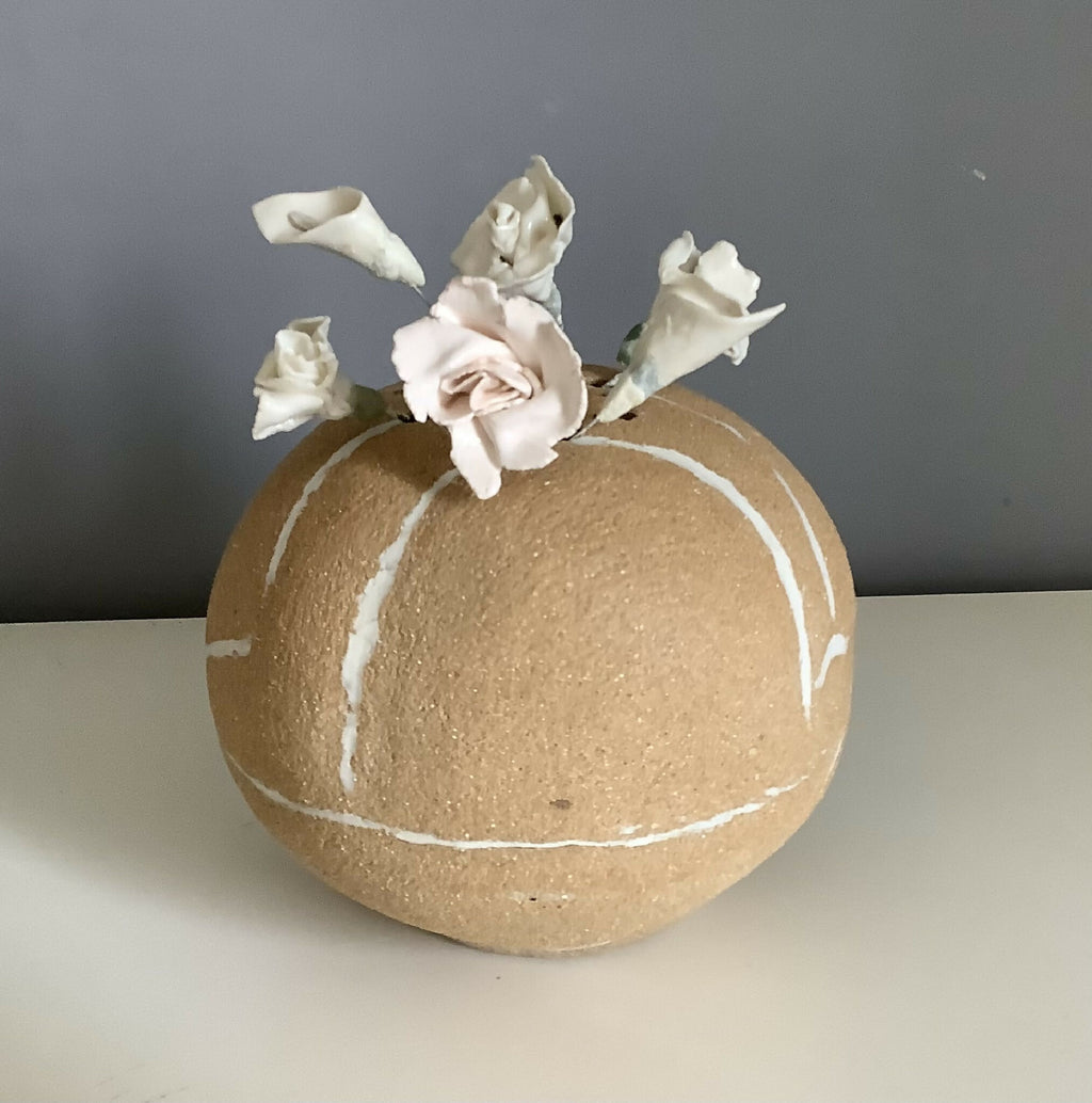 Vase rond en grès beige avec décor blanc et fleurs en porcelaine blanches