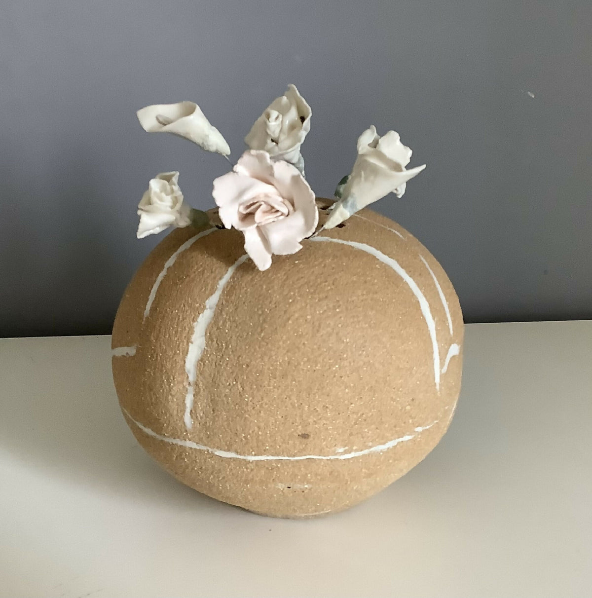 Vase rond en grès beige avec décor blanc et fleurs en porcelaine blanches