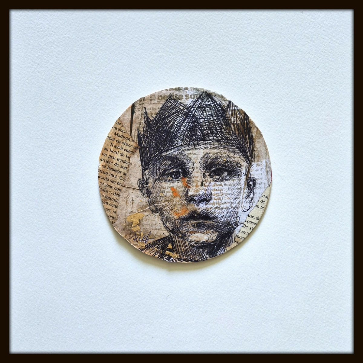 Tableau original encadré : portrait circulaire en encre noire et beige, touches orange.
