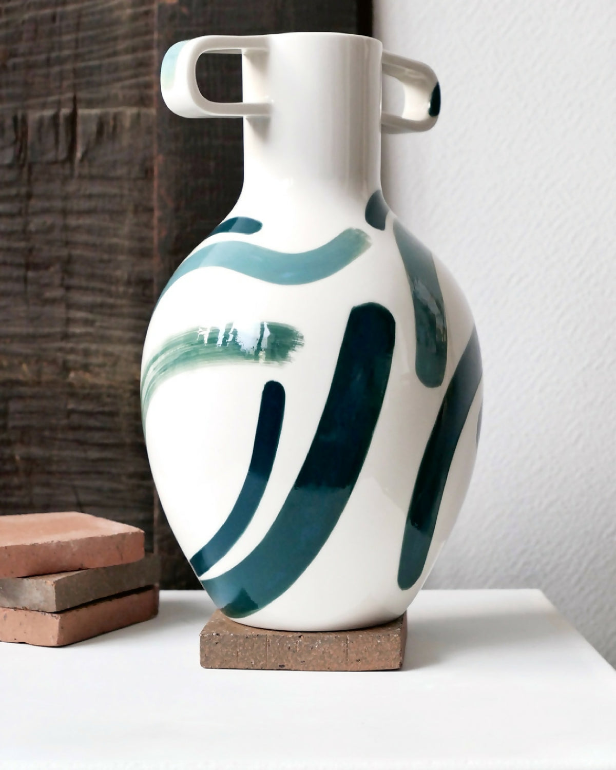 Vase buste en céramique blanche, anses, motif vert/turquoise abstrait.