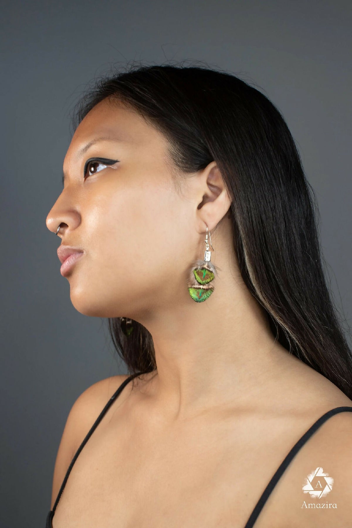 Boucles d’oreilles plumes de paon vertes et bleues, monture acier argenté.
