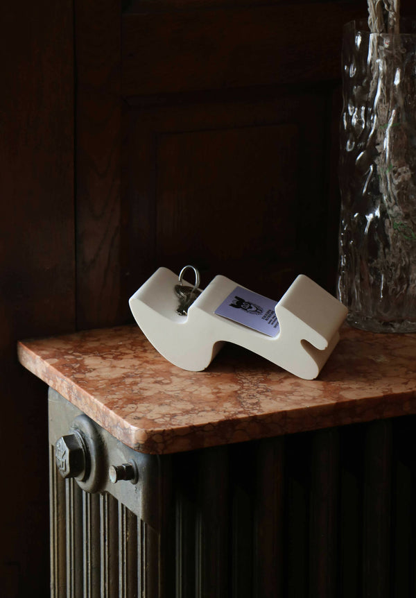 Vide-poches Pytheas blanc sculpté avec fente pour cartes