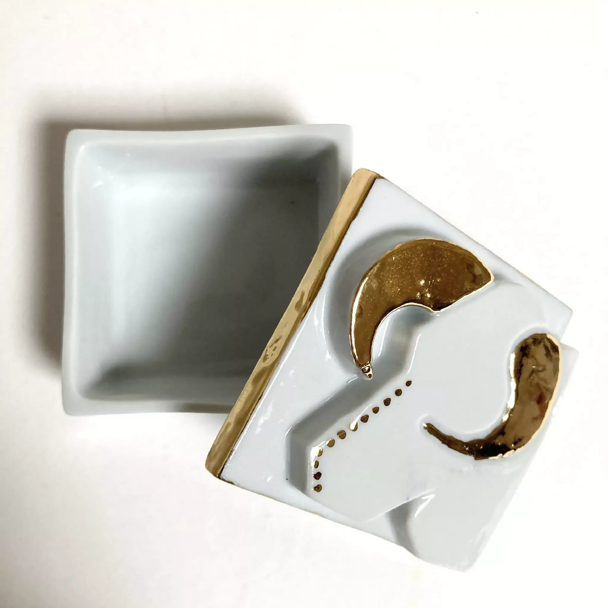Boîte à bijoux en porcelaine blanche motif taureau doré, couvercle ouvert