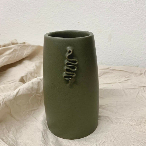 Vase en céramique kaki, relief «froufrou» sur le côté