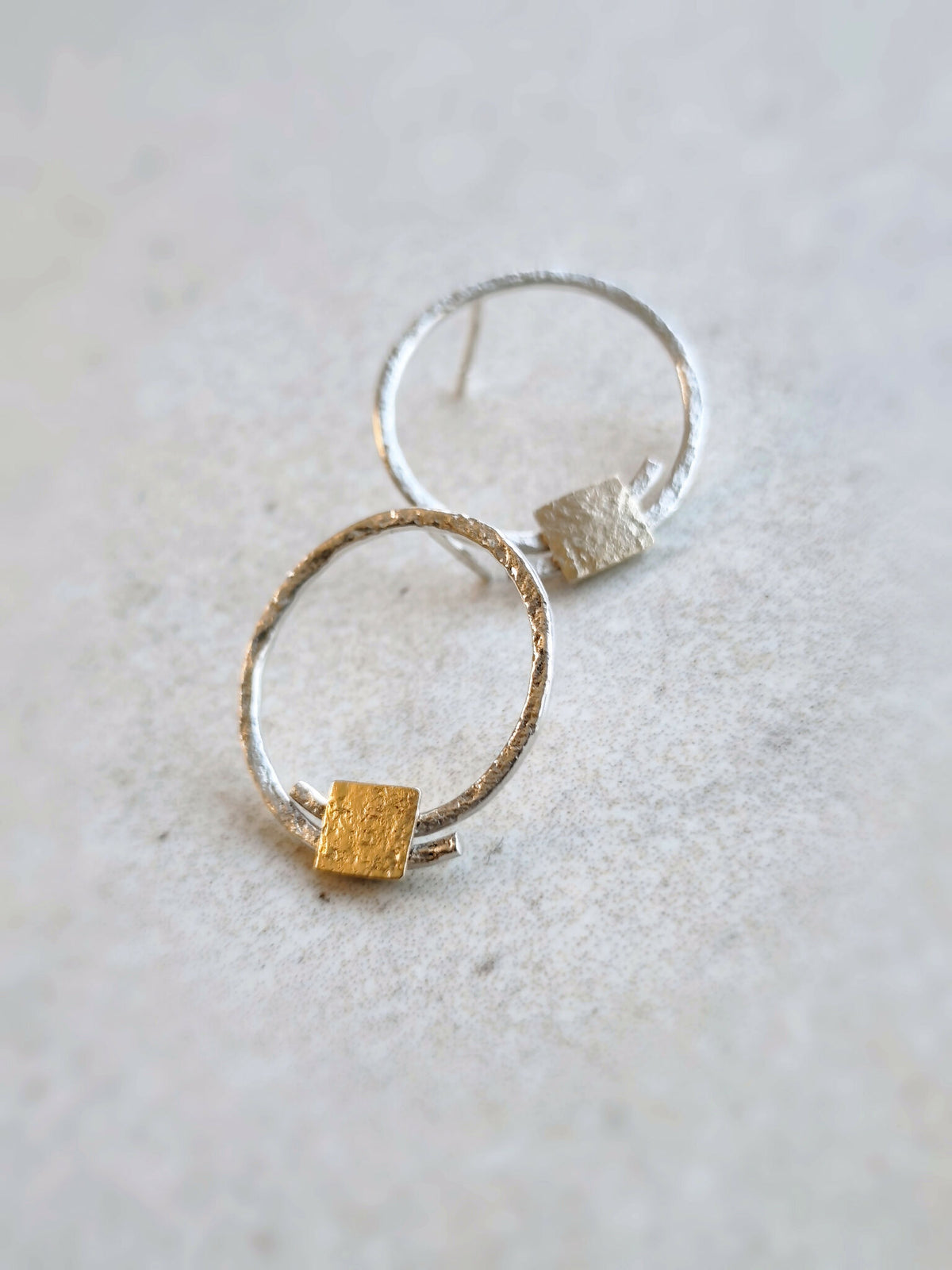 Boucles d’oreilles créoles argentées, pastilles carrées dorées, disposition en diagonale