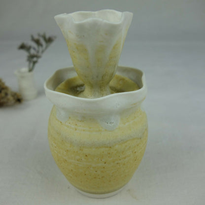 Vase en céramique jaune pâle, col évasé avec texture irrégulière, intérieur vert