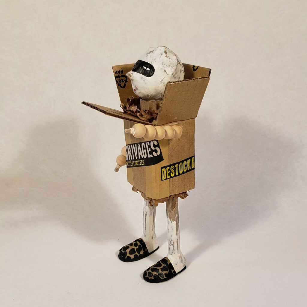Sculpture bonhomme en carton, tête blanche et chaussures à motifs léopard