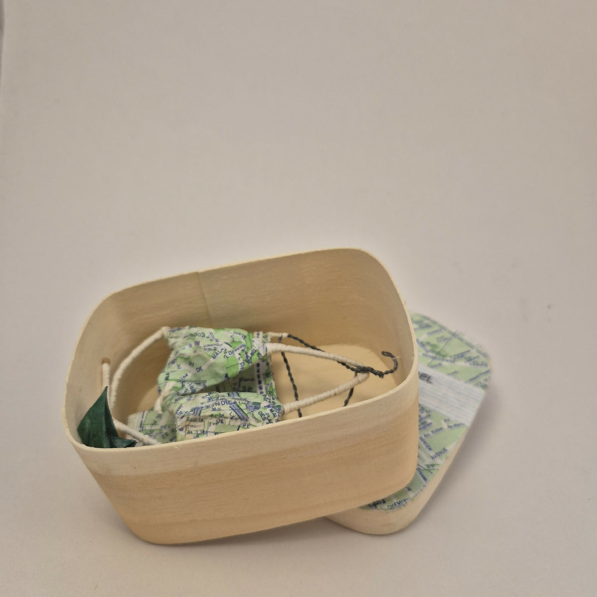 Boîte en bois en forme de coque avec maillot miniature et papier imprimé