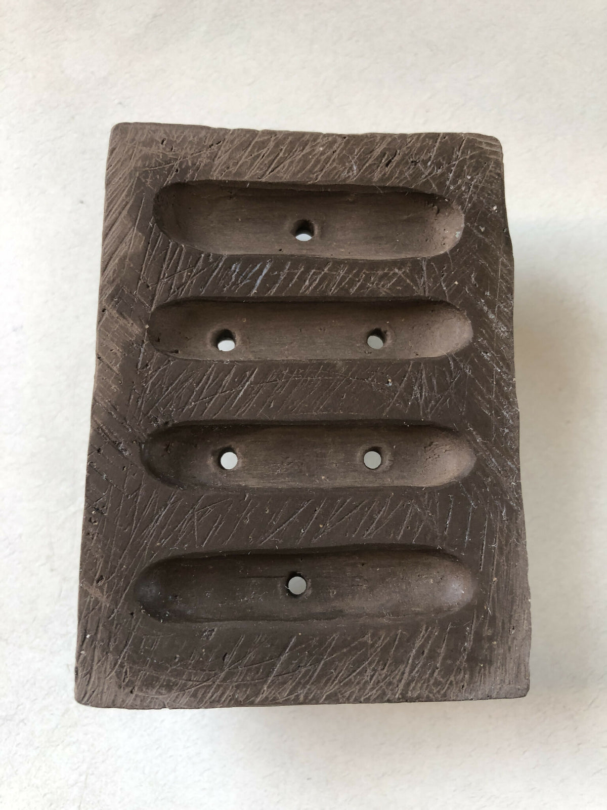 Porte-savon en bois sombre avec 4 rainures horizontales et points de fixation