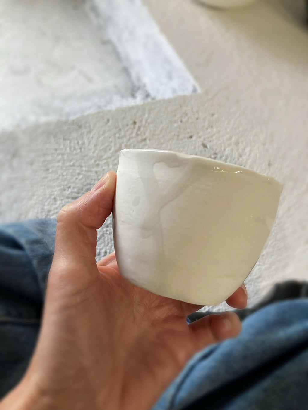 Tasse en porcelaine blanche, vue de profil avec bord supérieur arrondi
