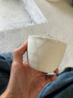 Tasse en porcelaine blanche, vue de profil avec bord supérieur arrondi