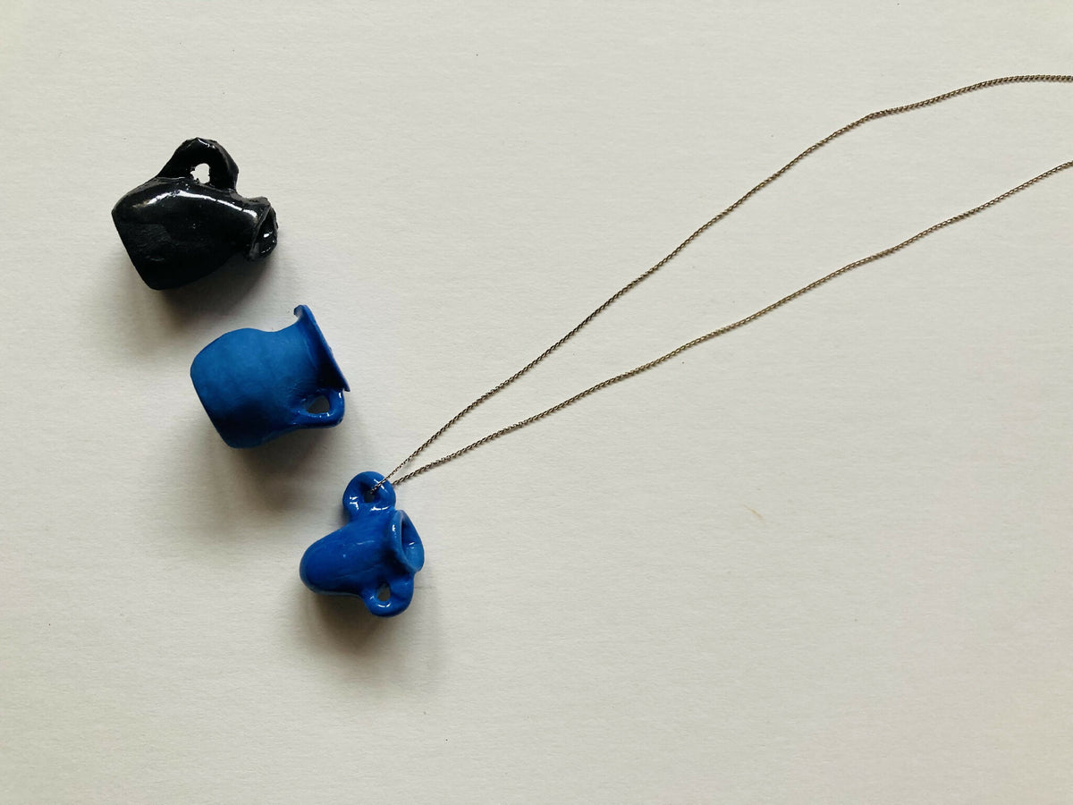 Pendentifs miniatures en porcelaine bleue et noire avec chaînette argentée