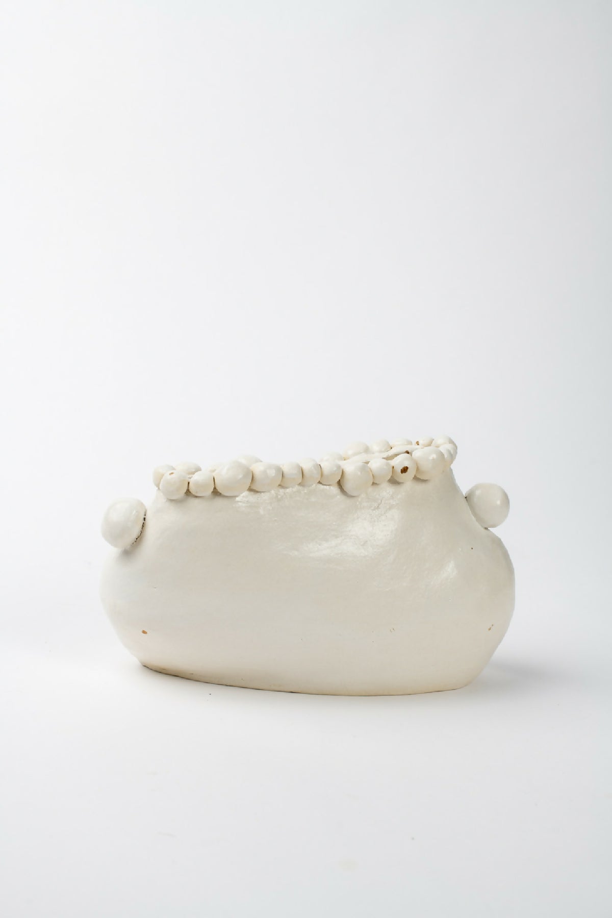Vase en céramique blanche, vue de dessus, bordée de perles et fond arrondi