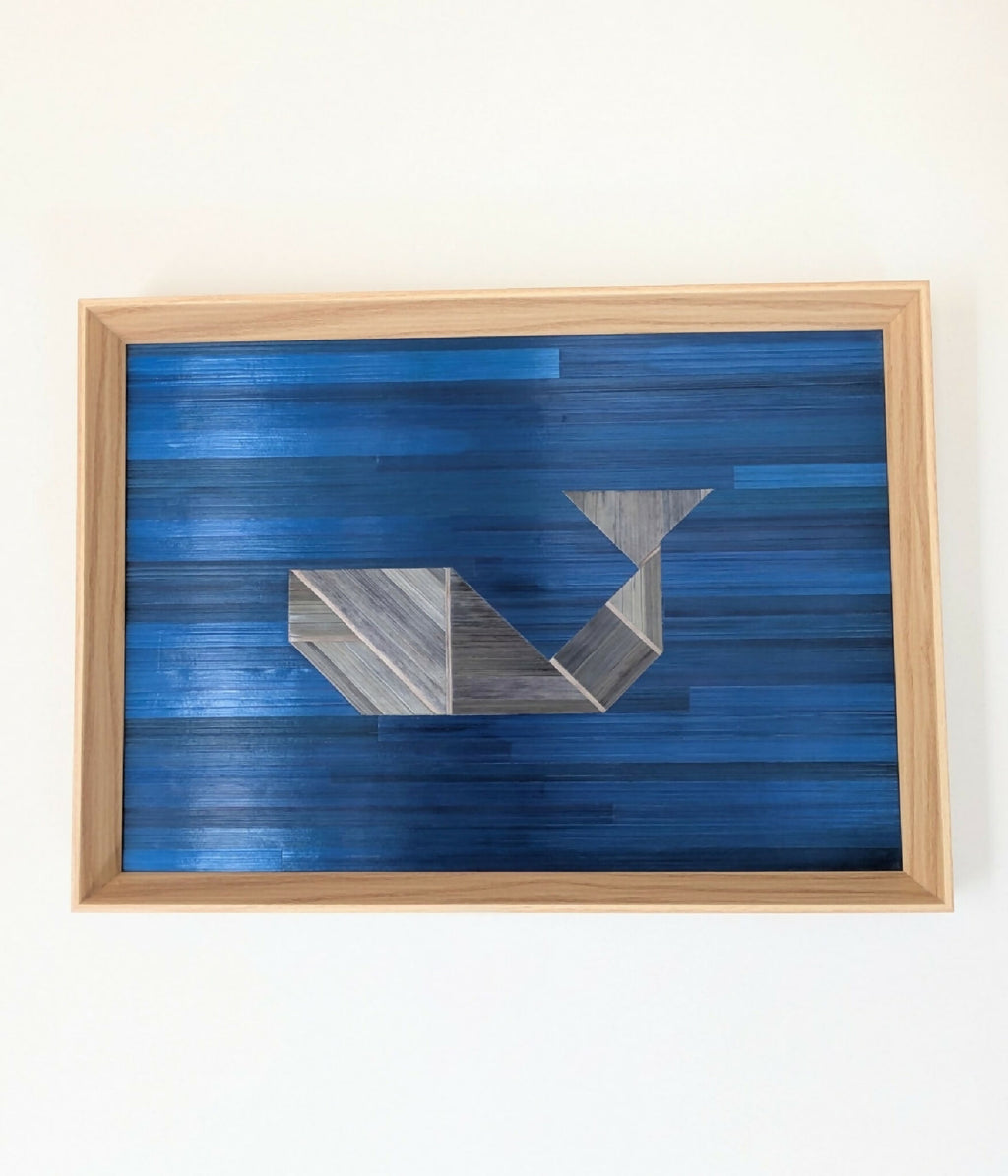 Tableau tangram bleu roi, marqueterie paille grise, cadre bois clair