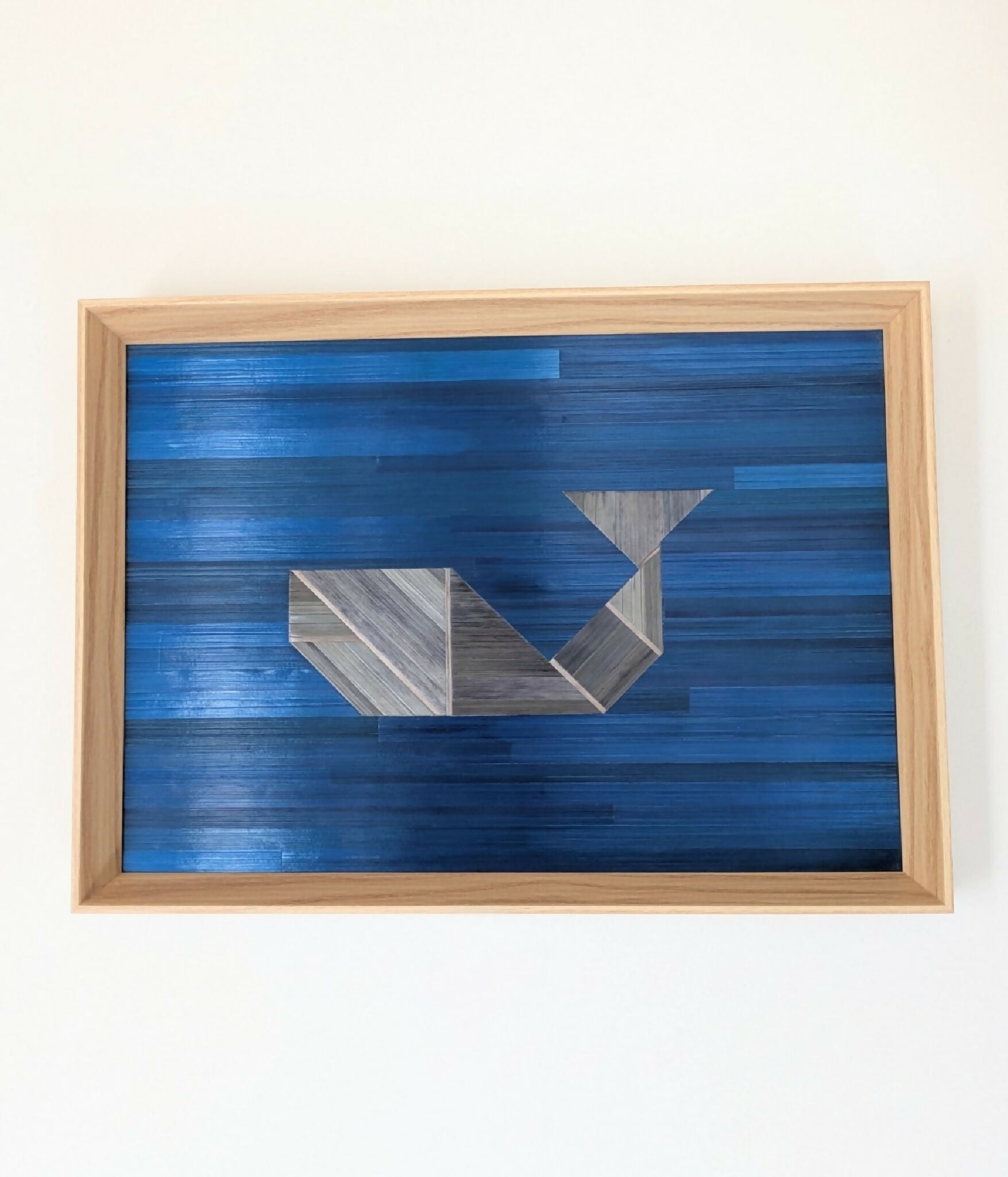 Tableau tangram bleu roi, marqueterie paille grise, cadre bois clair
