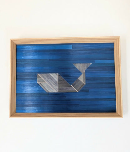 Tableau tangram bleu roi, marqueterie paille grise, cadre bois clair