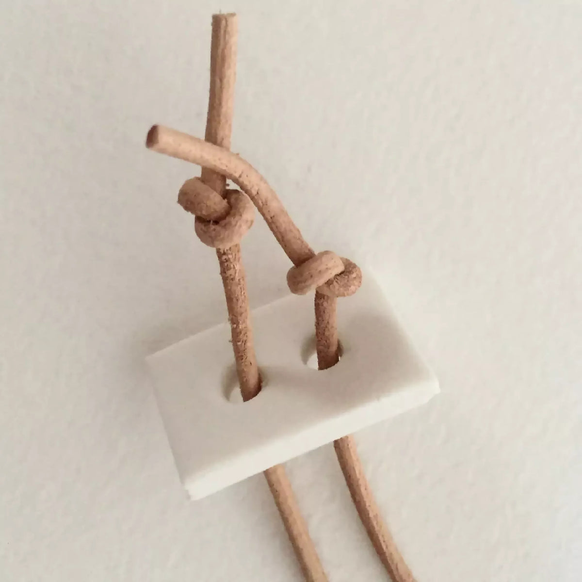 Collier colombe : cordon en cuir beige avec nœud réglable et petite attache