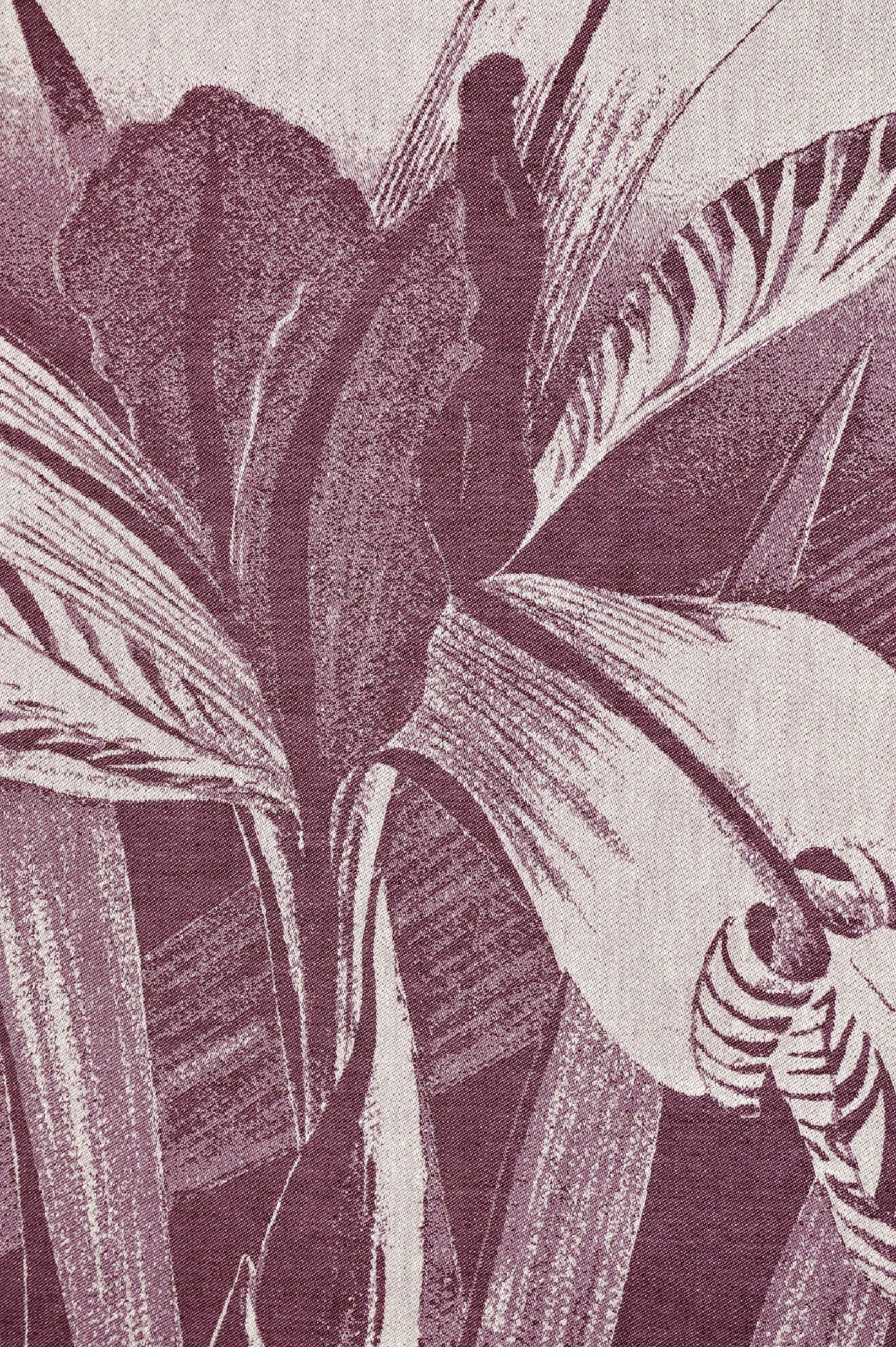 Torchon imprimé, gros plan : feuilles et plumes violet sur fond clair.