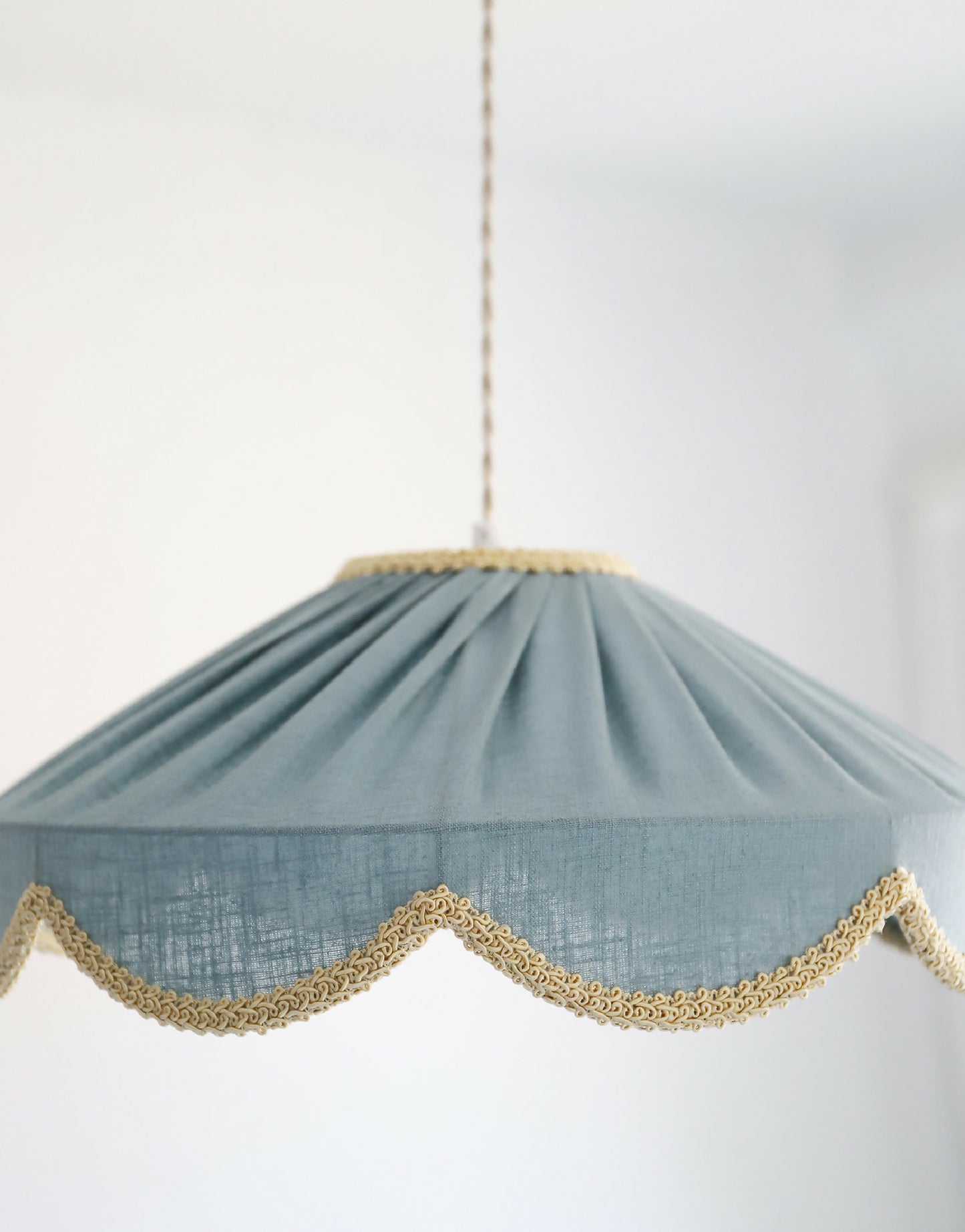 Suspension forme florale unie Cosette "mineral bleu"