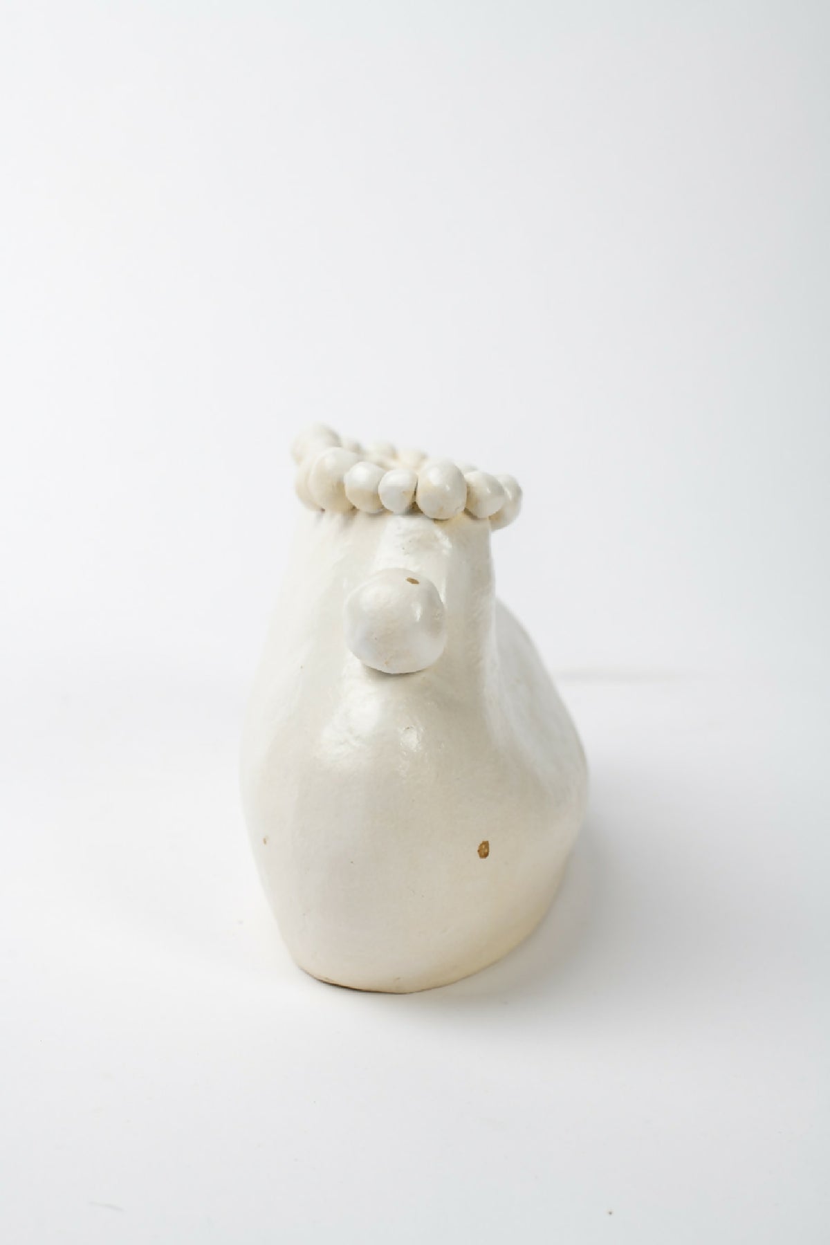 Vase en céramique blanche, petit col et bord perlé, détail de l’ouverture