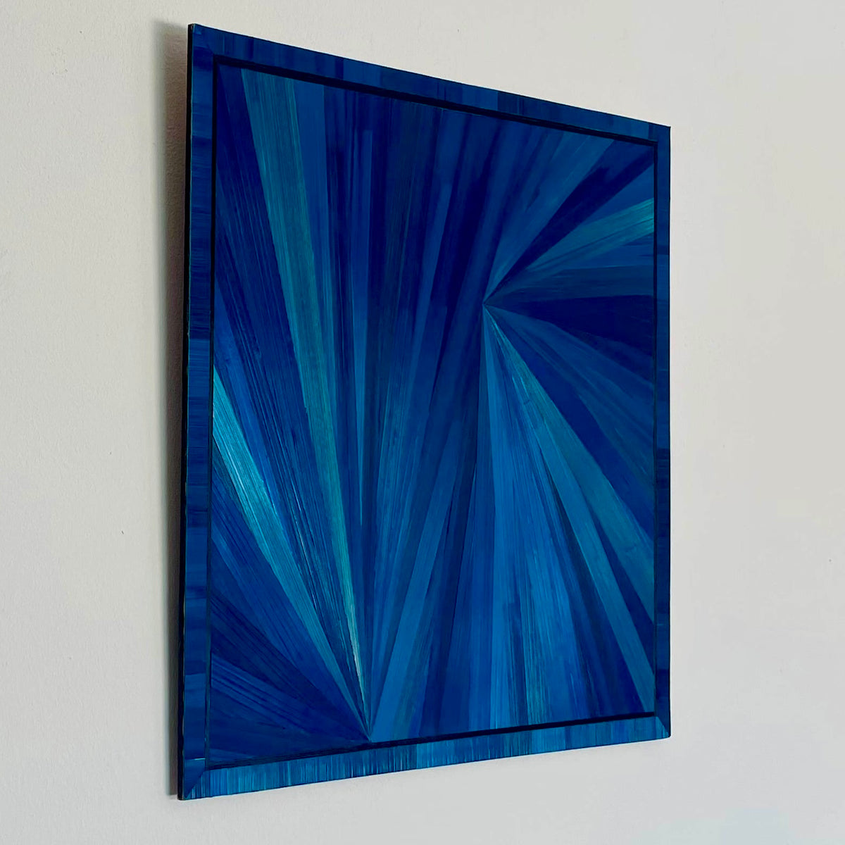 Rayonnement Azur — Tableau en marqueterie de paille 30 × 30 cm