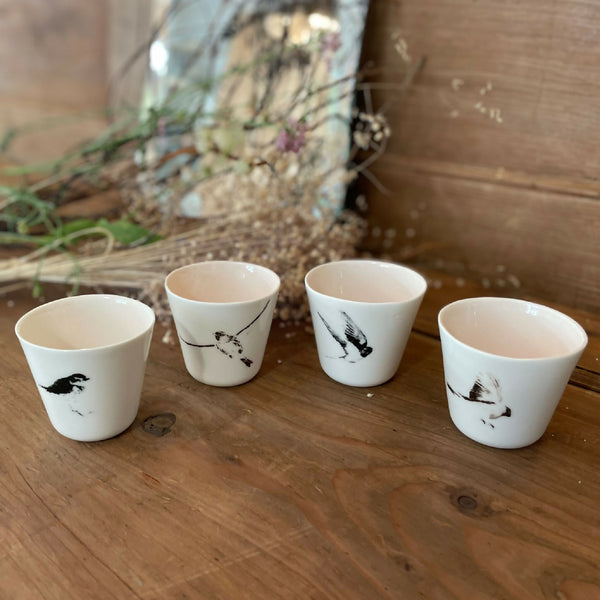Ensemble de tasses à ristretto blanches avec motifs d’oiseaux noirs sur chaque tasse
