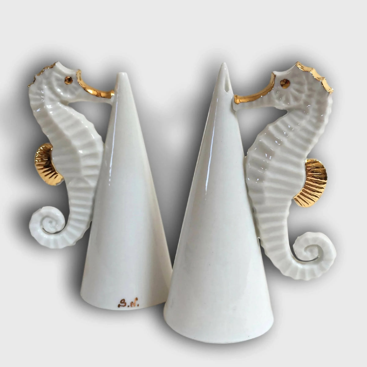 Salière et poivrière hippocampe blanches, détails dorés, 2 pièces