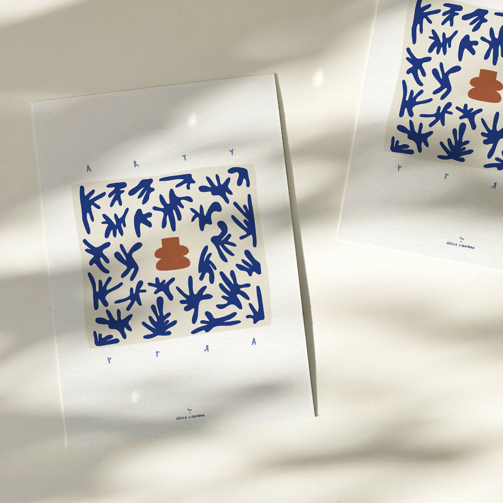 Carte illustrée, motif bleu à formes végétales et élément terracotta, vue d’ensemble