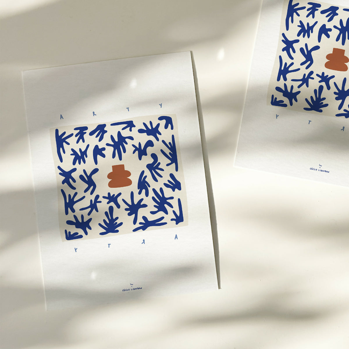 Carte illustrée, motif bleu à formes végétales et élément terracotta, vue d’ensemble
