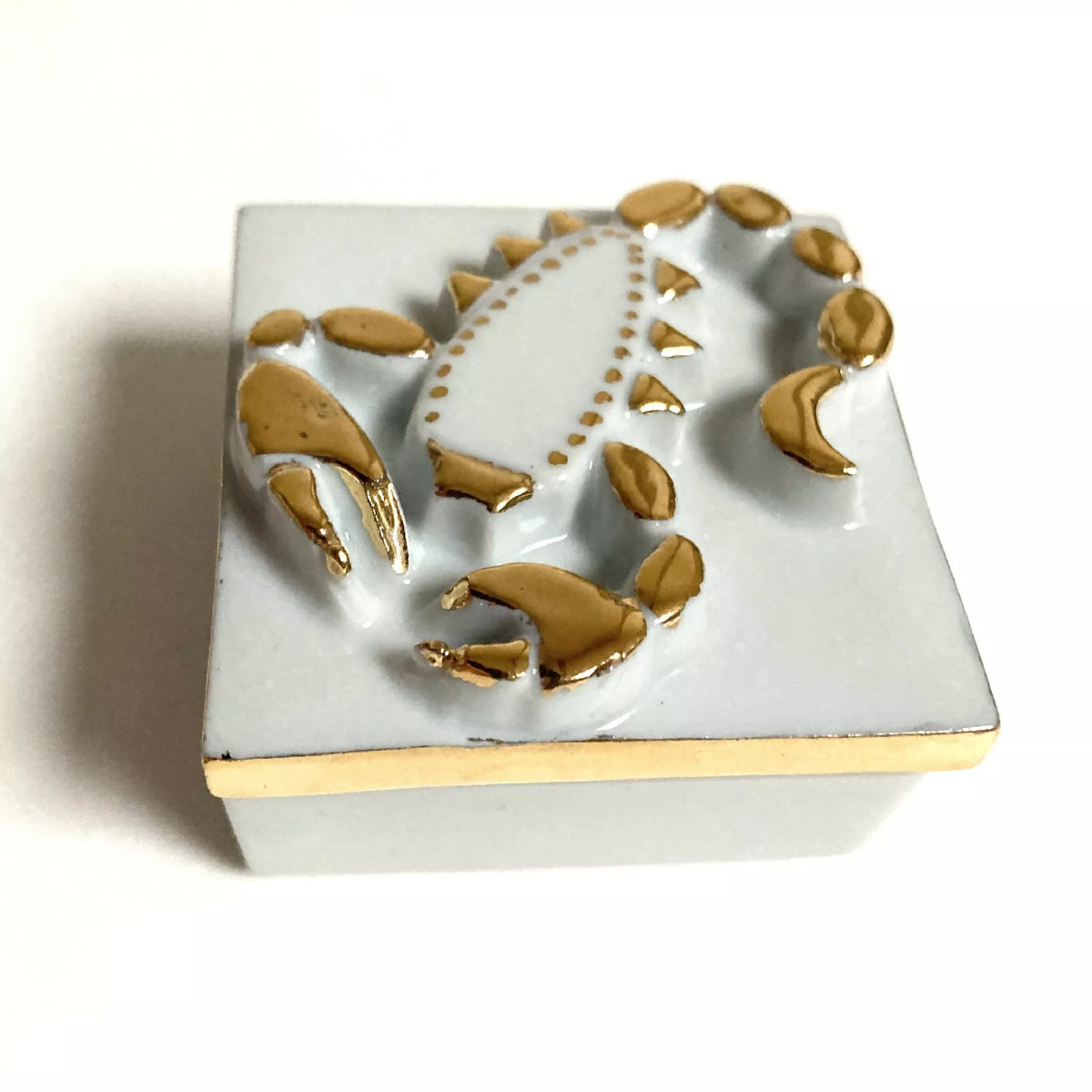 Boîte à bijoux en porcelaine carrée, motif scorpion doré sur fond blanc, couvercle.