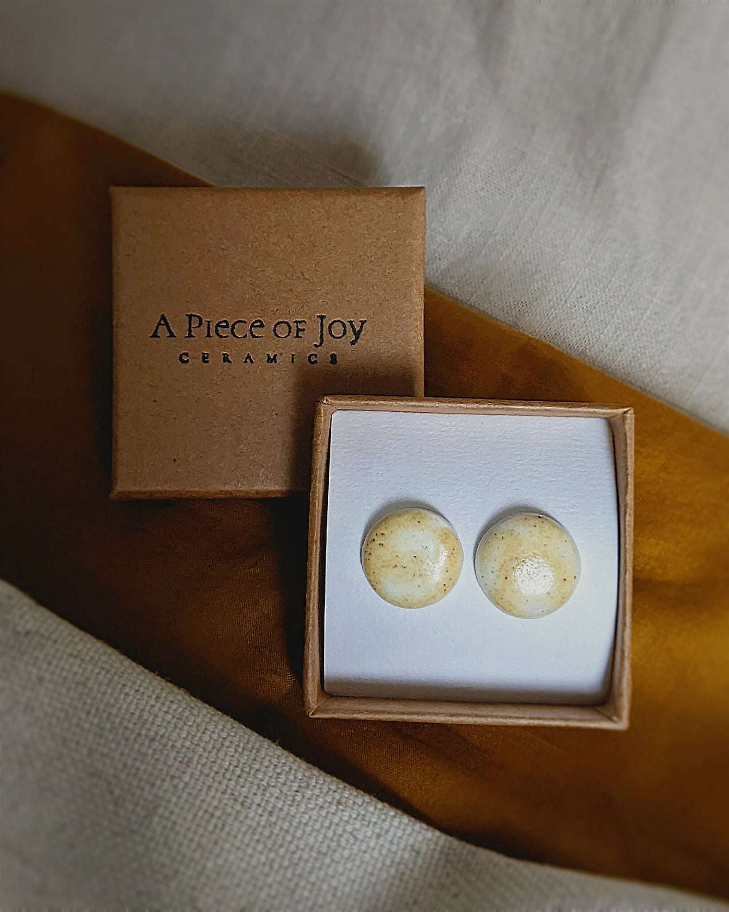 Boucles d’oreilles puces “Amaya” en porcelaine et argent 925