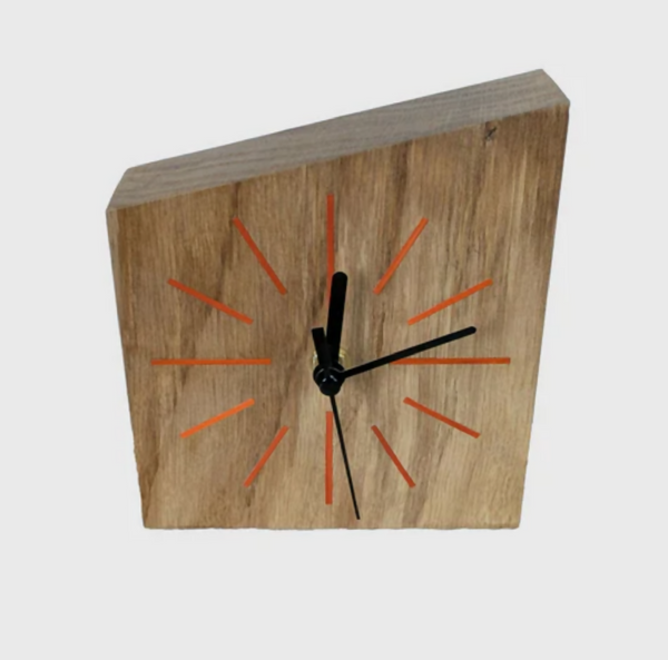 Horloge de bureau en chêne, cadran avec repères rouges et aiguilles noires